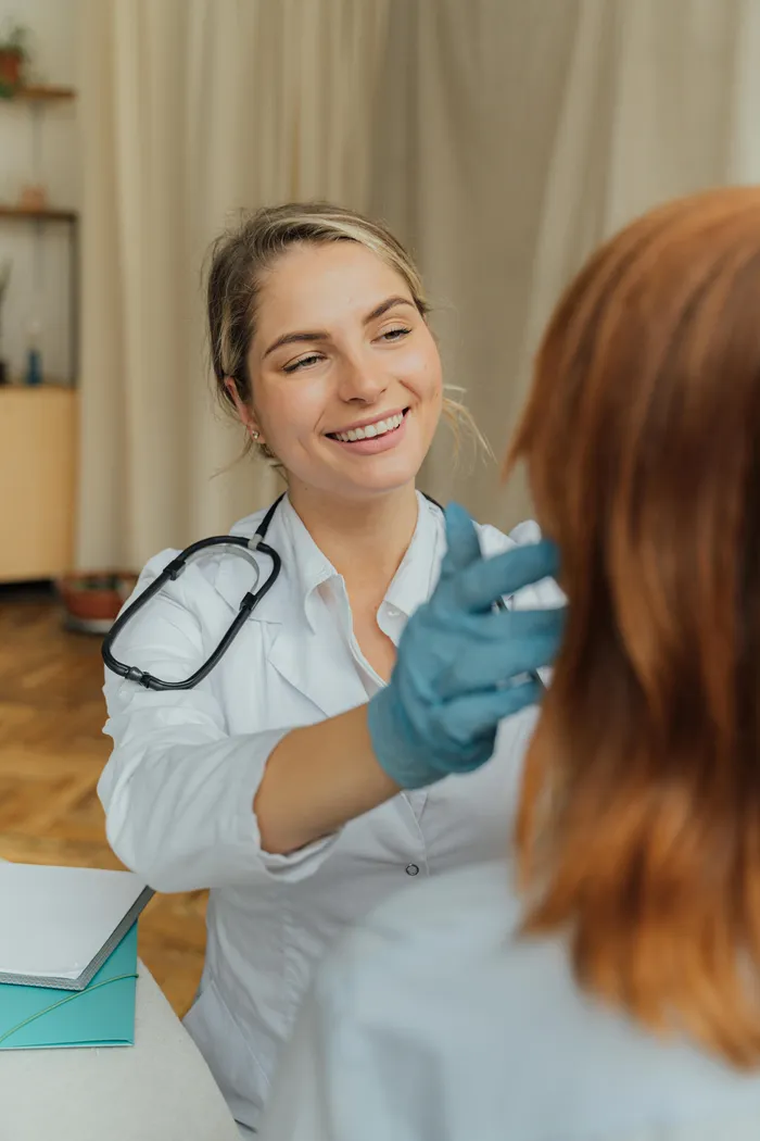 Photo d'une médecin en consultation