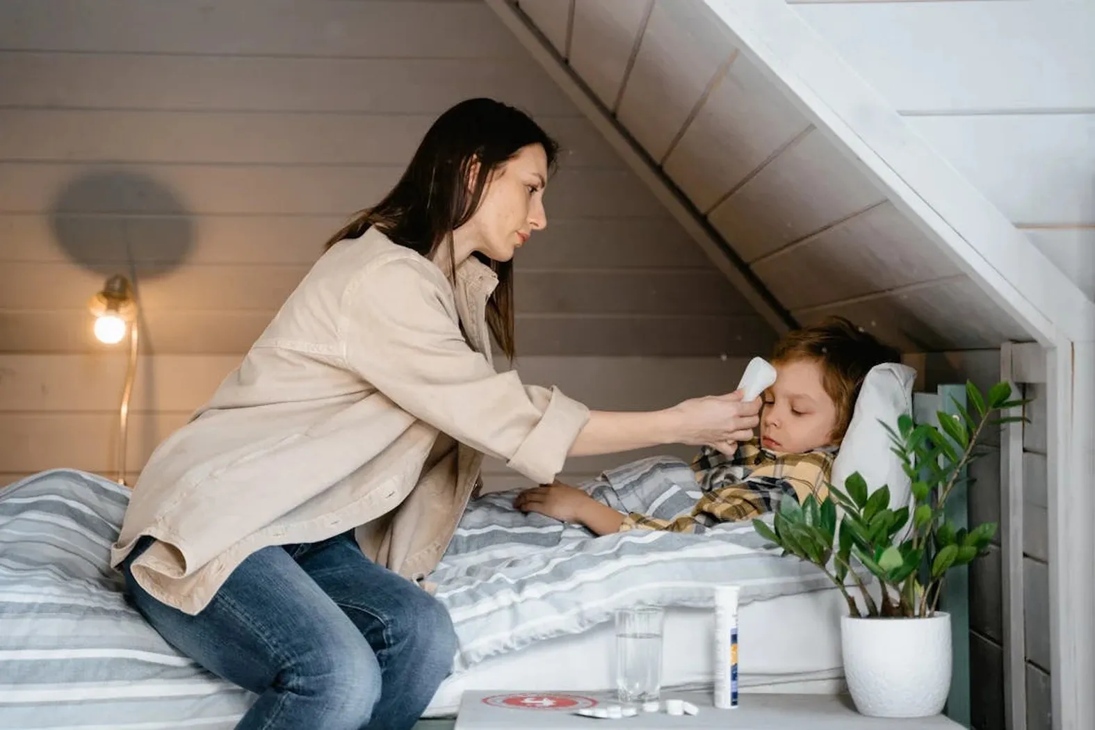 Photo d'une mère et de son enfant malade